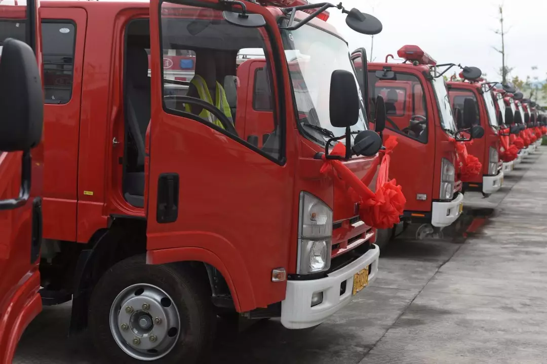 云浮采購13輛3.5噸水罐消防車正式上崗